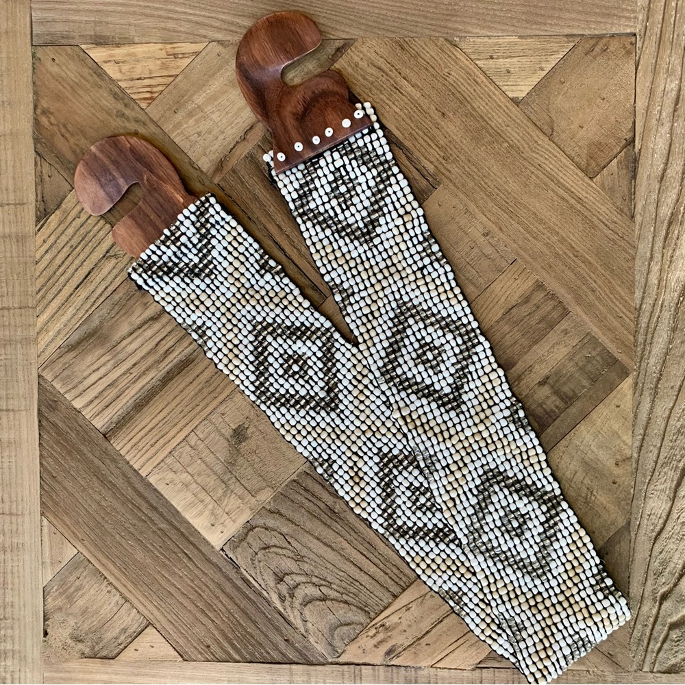 NWOT White & Tan Beaded Geometric Design Stretch Belt with Wood Buckle - Picture 3 of 5